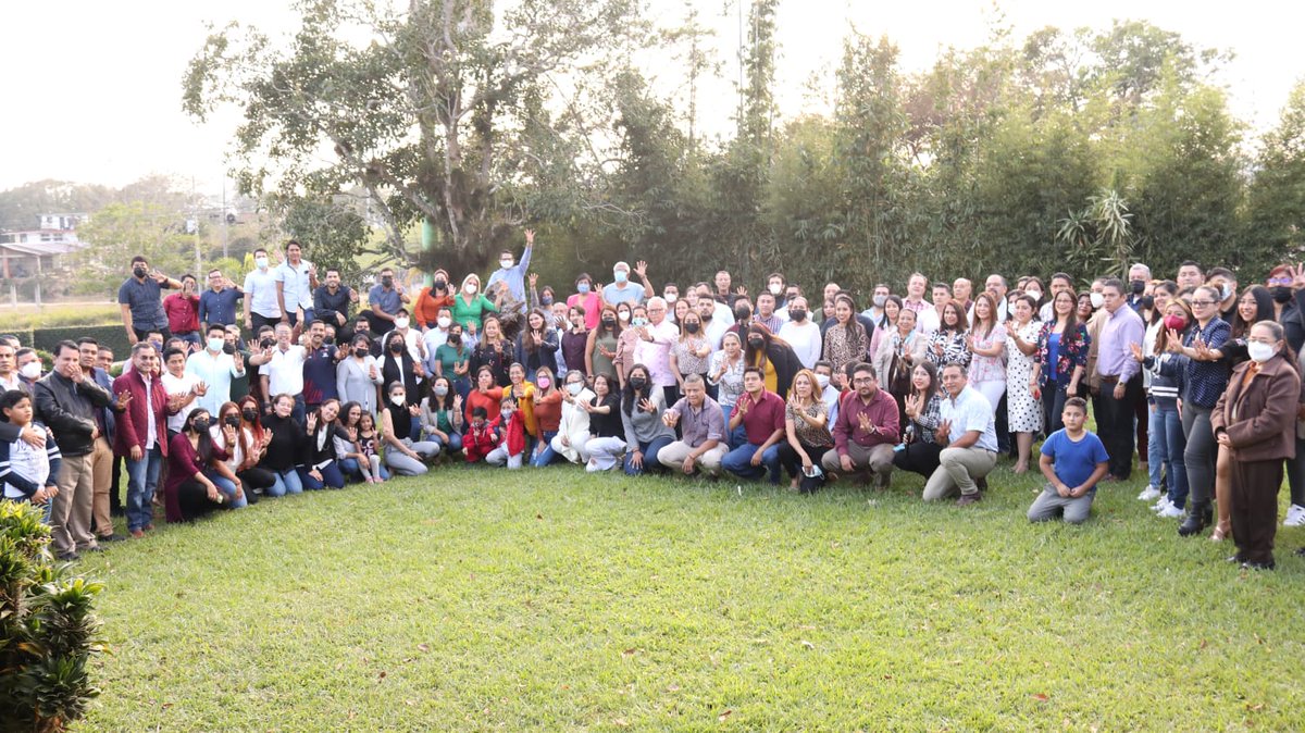WalMtzOlvera's tweet photo. Agradecemos al Gobernador @CuitlahuacGJ por acompañarnos a nuestro convivo de Día de reyes e inicio de año, empezamos este 2022 llenos de trabajo y motivación para seguir #GenerandoCambios en nuestro querido #Veracruz
1/2 https://t.co/U1asZdllSw
