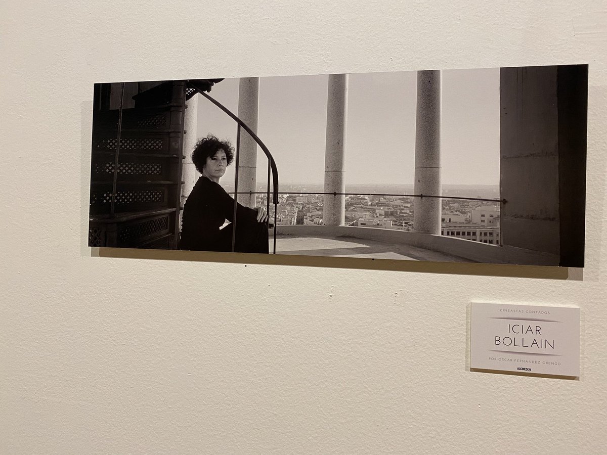 Los retratos en blanco y negro de Óscar Fernández Orengo de nuestros cineastas son 😍. Los tenéis hasta mañana en las exposiciones “La mirada fija” y “Cineastas contados” en el Antiguo Hospital de S. María La Rica en Alcalá de Henares. #fotografia #cine 📸