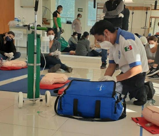 Precavimx's tweet photo. 📣⚠️ ¡Precavi capacitando en Primeros Auxilios y RCP para Odontólogos, sesión práctica! 🚨🚑
🛡️ En la Facultad de Odontología UNITEC 📚🦷👩🏻‍🏫👨🏻‍🏫
#PrimerosAuxilios #EducandoParaSalvar #PrevenciónEsSinónomoDeVida https://t.co/xcvguv9PIE
