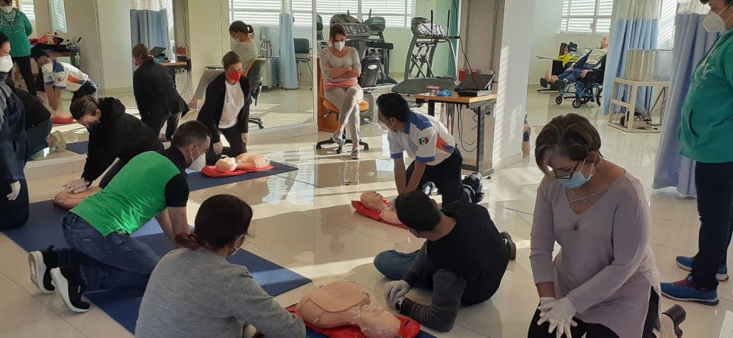 Precavimx's tweet photo. 📣⚠️ ¡Precavi capacitando en Primeros Auxilios y RCP para Odontólogos, sesión práctica! 🚨🚑
🛡️ En la Facultad de Odontología UNITEC 📚🦷👩🏻‍🏫👨🏻‍🏫
#PrimerosAuxilios #EducandoParaSalvar #PrevenciónEsSinónomoDeVida https://t.co/xcvguv9PIE