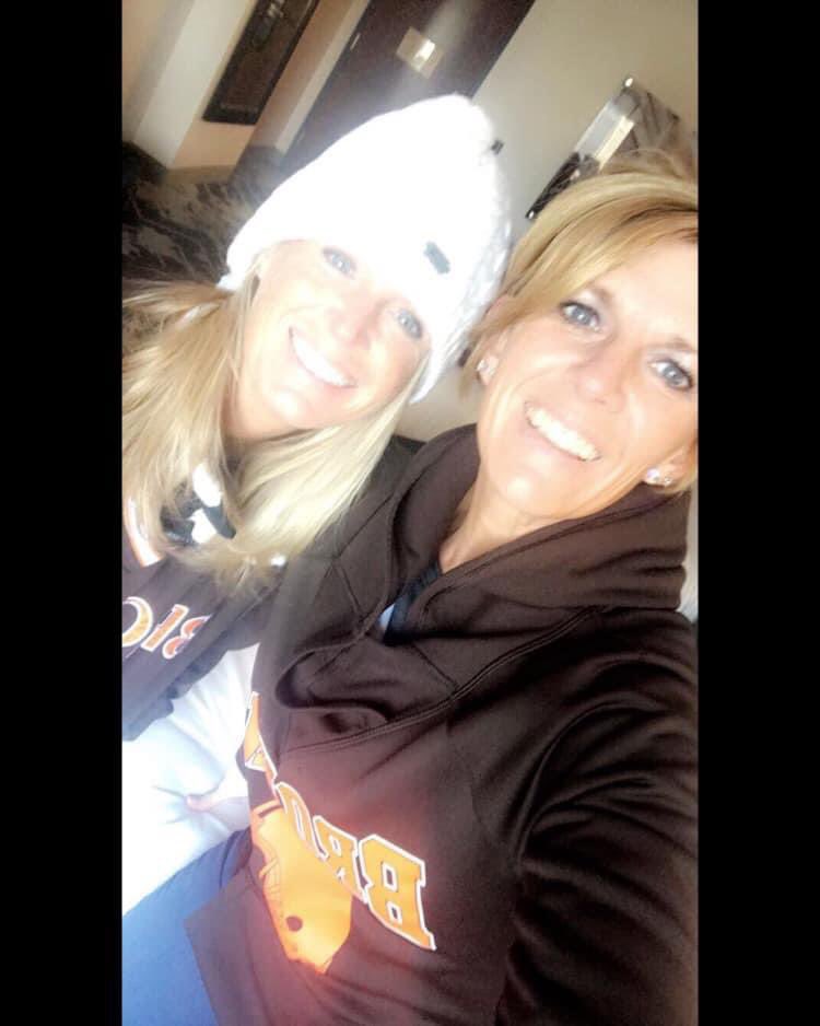 No better kind of sisterly bond exists, than one that involves mutual love for our <a href="/Browns/">Cleveland Browns</a> 🧡🤎 
#browns #brownstwitter