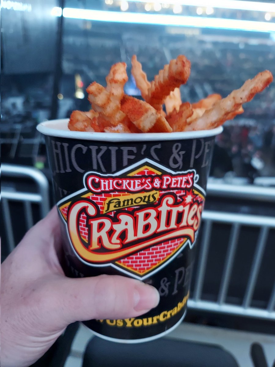 erinrache's tweet photo. #showusyourcrabfries @PPGPaintsArena with @kanebrown , @ChaseRiceMusic , &amp; @RestlessRoad https://t.co/8tbLuec2Sh