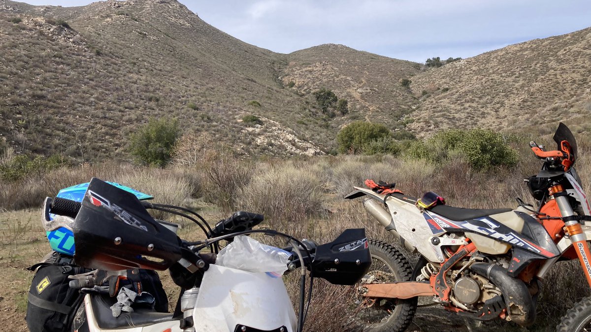 troyhirschfox5's tweet photo. All smiles when we ride on hero dirt! #senditsd https://t.co/lwOFjlA3yB