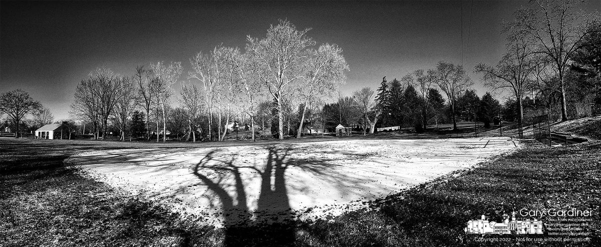 mnmlst_com's tweet photo. Snow-covered baseball field with afternoon shadows. #bw #mnmlst #minimalism #minimalist #minimal #minimalistic #minimalistics #minimalove #minimalobsession #minimalplanet #minimalhunter #minimalista #minimalismo #blackandwhite #bnw #mono #monochrome #bandw #noir https://t.co/hcOrHjMulB