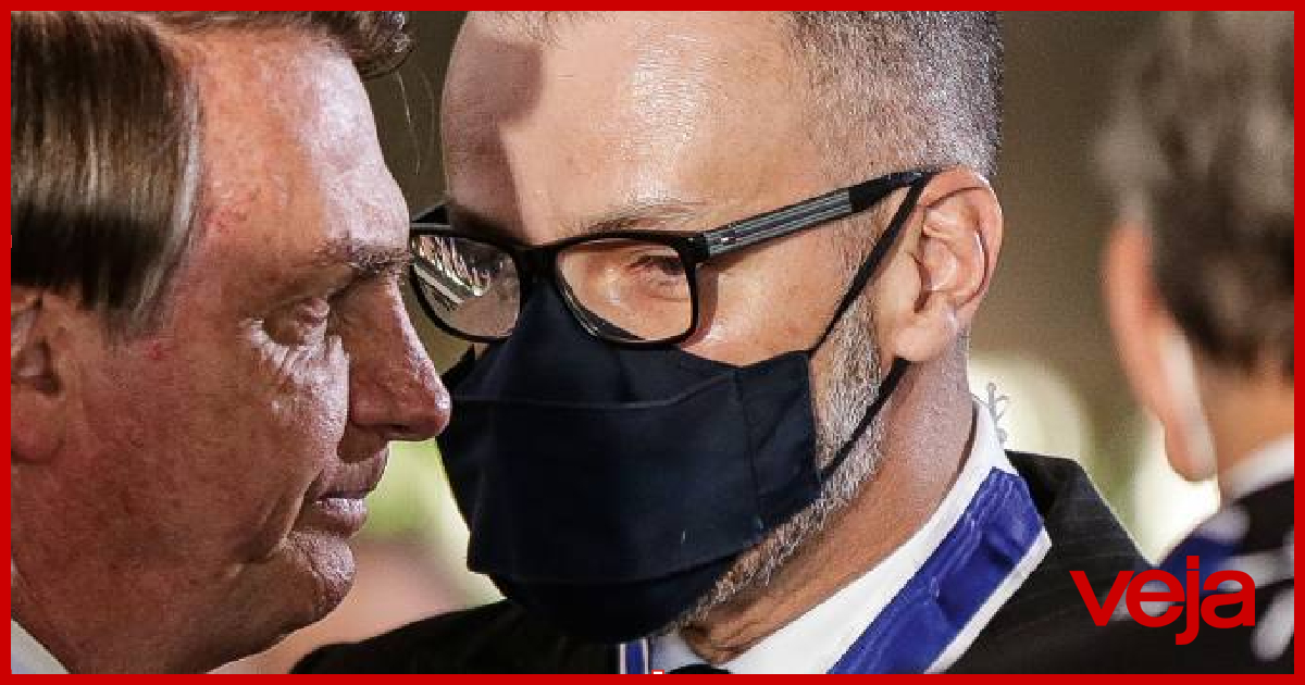 VEJA's tweet photo. Presidente da Anvisa rebate Bolsonaro: "Exerça a grandeza que o seu cargo demanda e, pelo Deus que o senhor tanto cita, se retrate", disse Barra Torres
https://t.co/ViTLyDSALa https://t.co/eHiGYclPEq