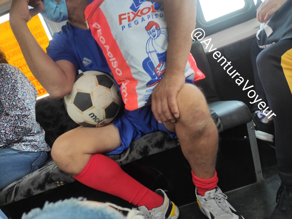 AventuraVoyeur's tweet photo. Me encantan los fines de semana futboleros 😁 #SabadoDeTentación #sabadodetravesuras #piernudos #futbolistas #heterosengañados https://t.co/jjyqL19GLD