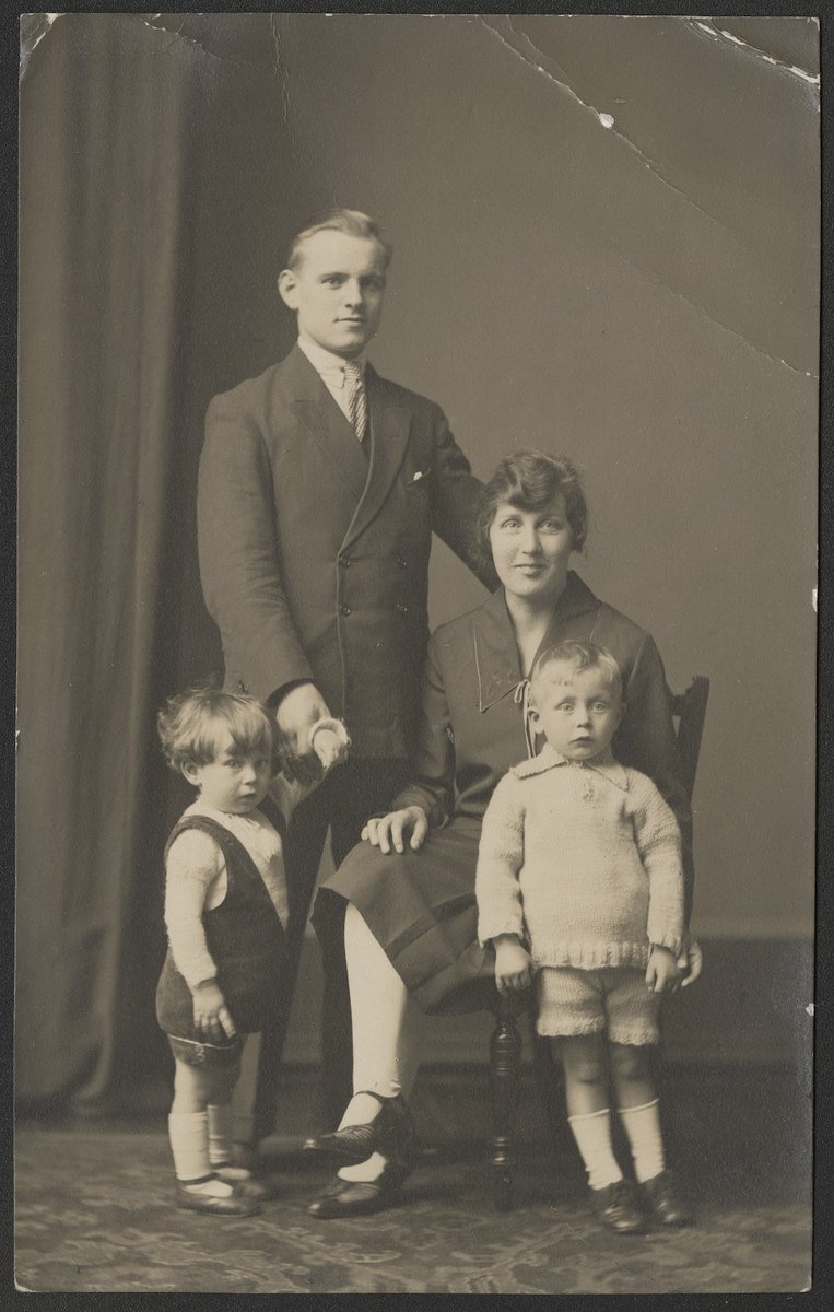 Library_Vic's tweet photo. 👨‍👩‍👦 Great news for family historians!

This week, the 1921 Census for England and Wales was published online through @findmypast and @UkNatArchives.

Read today's blog to learn more about accessing the census 👇

🔗 https://t.co/5KLF2Rv96C...

📷 https://t.co/0Ns2DBgP7x https://t.co/BL3GnRlAEf