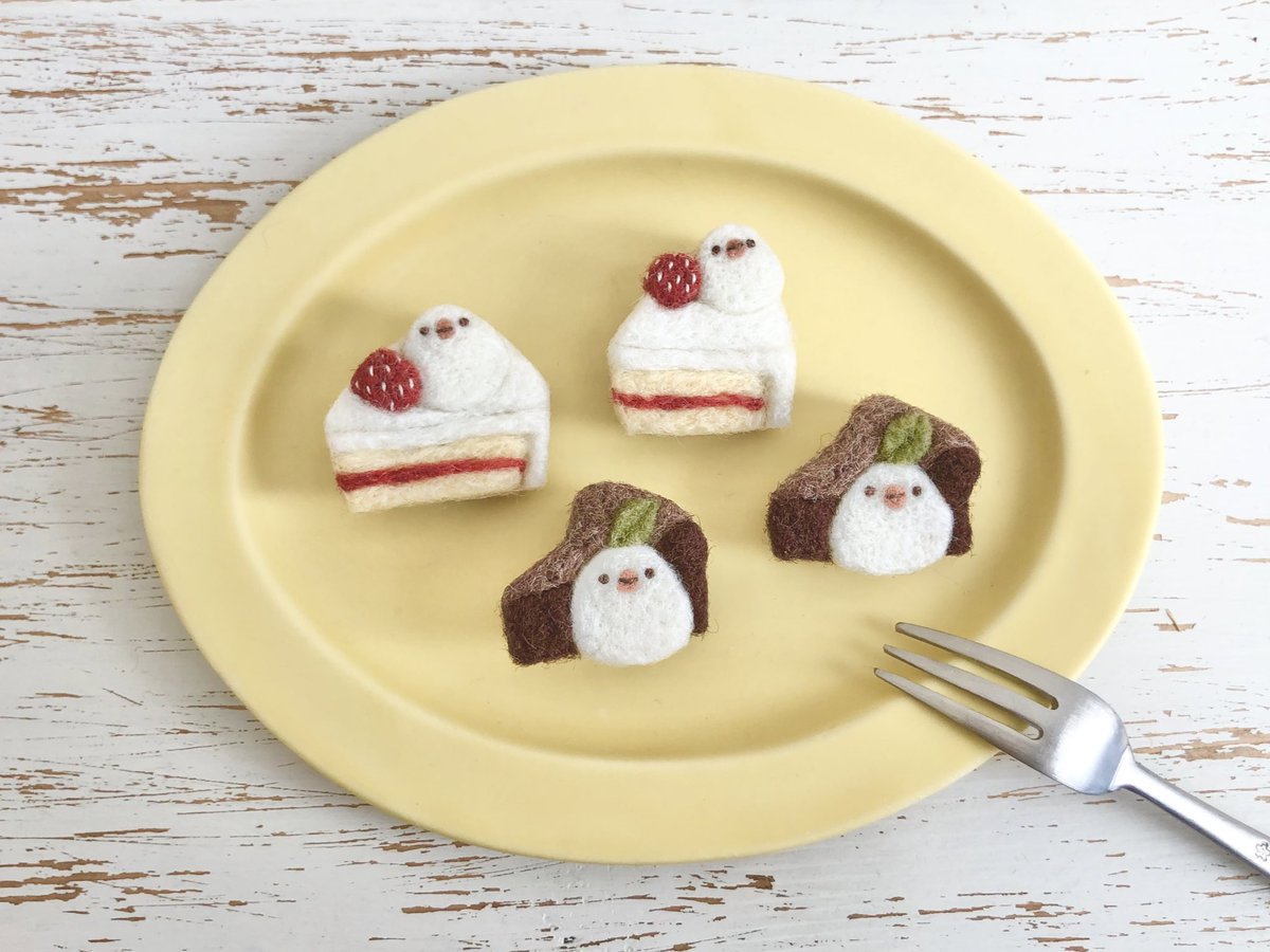patatadolce5's tweet photo. ケーキ文鳥さん♡

ショートケーキにちょこんと
クリーム文鳥さん

ガトーショコラに寄り添う
クリーム文鳥さん
頭にミントの葉のせてみました^ ^

大きさは100円玉大くらい
小さめブローチです

大阪の催事用になります

#羊毛フェルト #文鳥 #ケーキ #ブローチ https://t.co/1DHIJxjLLJ