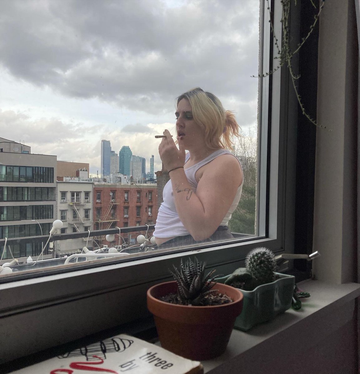 sirbabygirl's tweet photo. I can’t make this shit up….some fucking pap snuck into my penthouse worth so much money WITHOUT wearing a mask and had the fucking nerve to interrupt my 7th smoke sesh of the day IM FUCKING DONE🙄🖕🏻🤬!!!!!!! #stopthepaps #beingfamousisruiningmylife https://t.co/Se3EBUWEj7