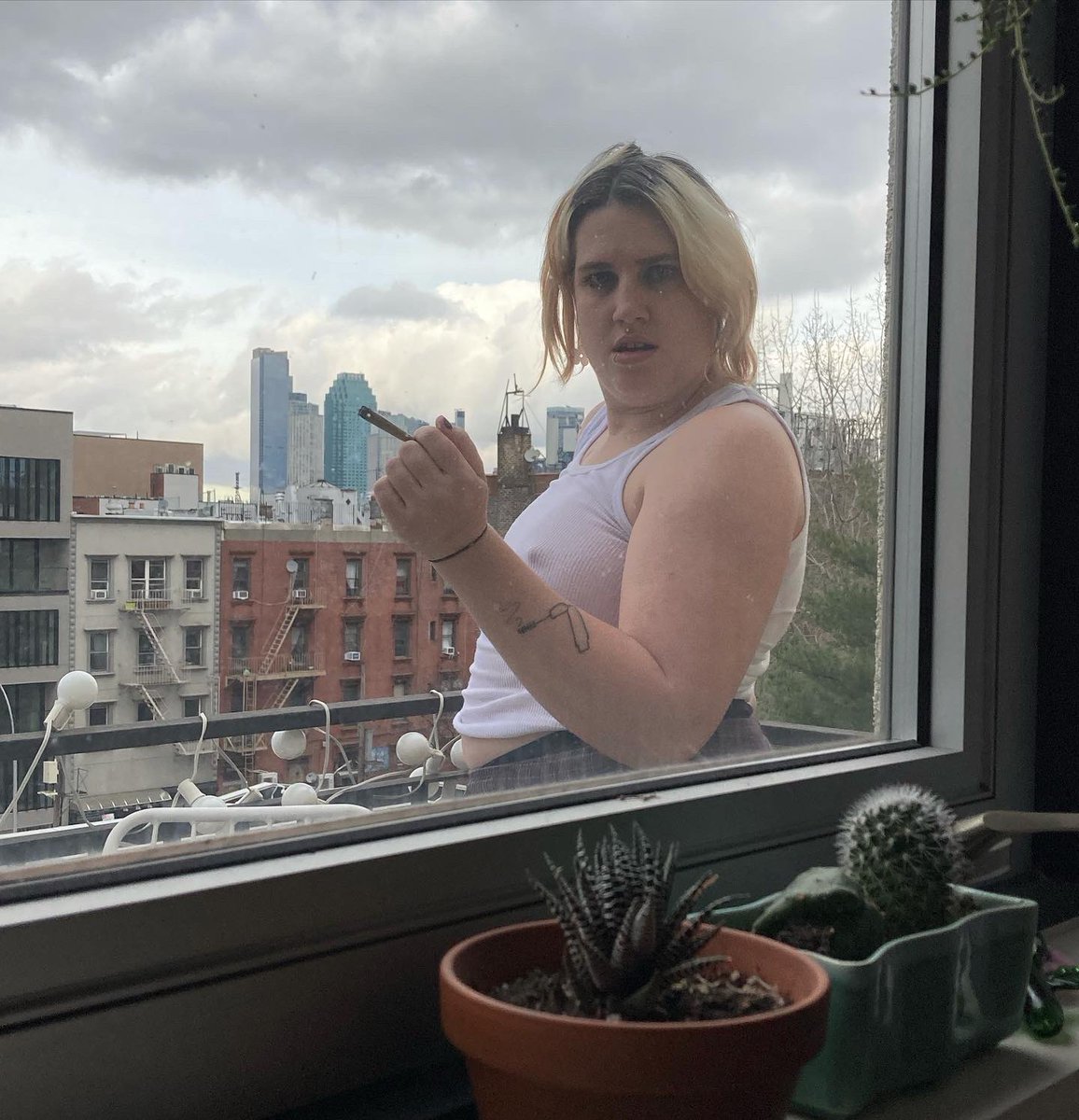 sirbabygirl's tweet photo. I can’t make this shit up….some fucking pap snuck into my penthouse worth so much money WITHOUT wearing a mask and had the fucking nerve to interrupt my 7th smoke sesh of the day IM FUCKING DONE🙄🖕🏻🤬!!!!!!! #stopthepaps #beingfamousisruiningmylife https://t.co/Se3EBUWEj7