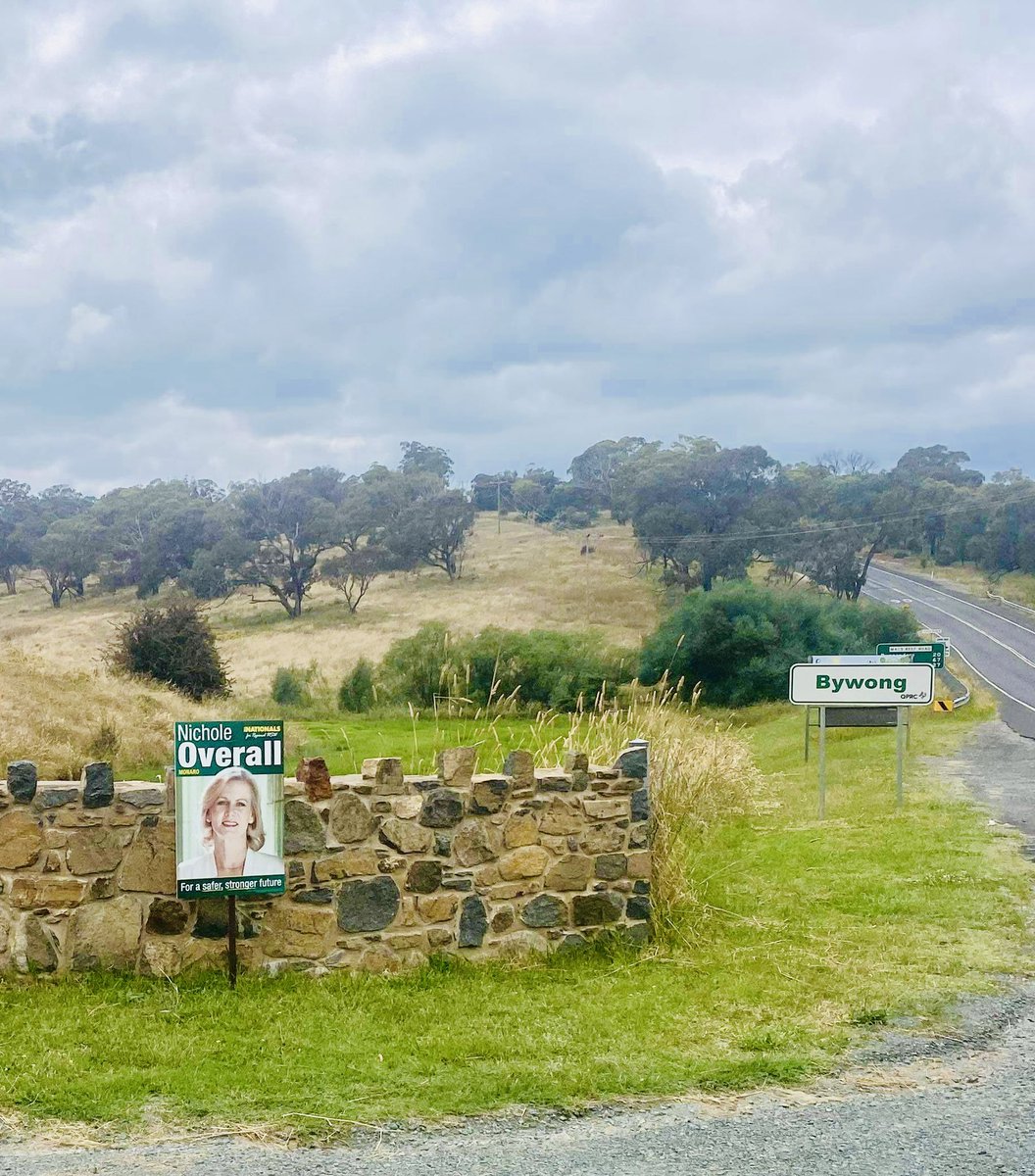 NicholeOverall's tweet image. And the first signs go up 💕
Thank you @rwallace67 @HengeThe 
#onthecampaigntrail