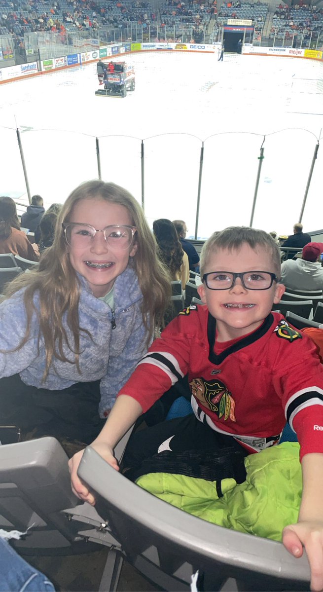 whitneymeade87's tweet photo. Hockey night!!!! With the clan!!  #komethockey #LetsGoKomets https://t.co/J2XcsQE4Ow