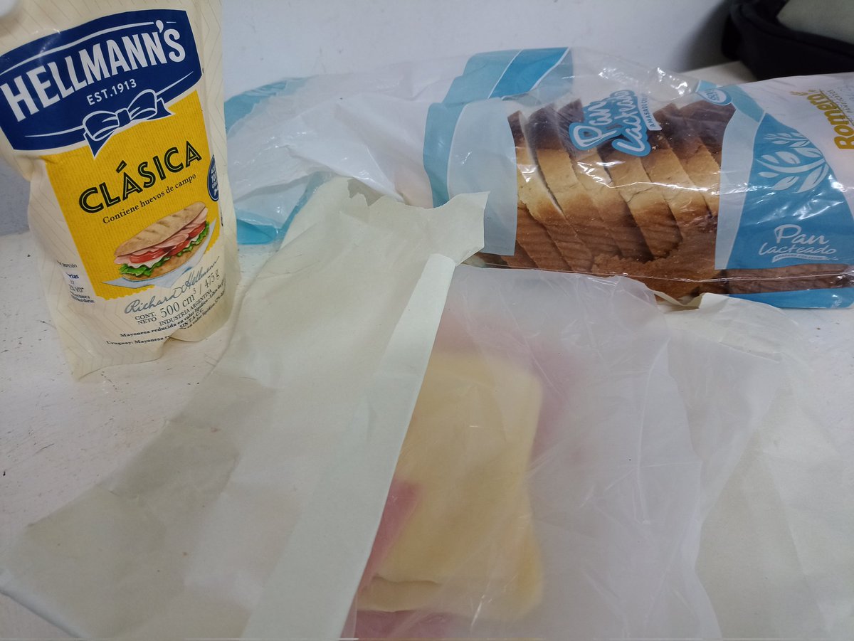 fnico9177's tweet photo. Estoy en el laburo y cayó el hijo de mí jefe y me pregunté, que haría Jesús en esta situación?
Pedir comida😎

Sorpresivamente cayó con pan lactal, jamón y queso 🤣 🥳
#ReBien https://t.co/n6TCNOama6
