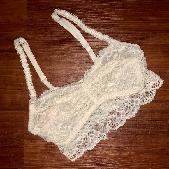 bebestylesu's tweet photo. So good I had to share! Check out all the items I'm loving on @Poshmarkapp #poshmark #fashion #style #shopmycloset #torrid #backattheranch #pinkvictoriassecret: https://t.co/Z5C9a0SX5A https://t.co/dlvRjxzqZL