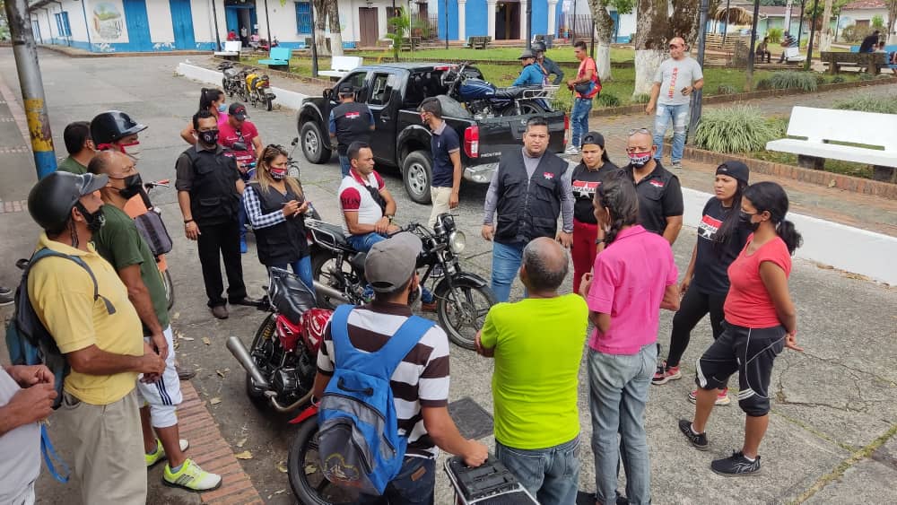 Mira_Venezuela's tweet photo. Construimos cada victoria con trabajo, dedicación, perseverancia, compromiso, conciencia, lealtad y con Amor al Pueblo. 
Este 9 de enero por la Patria obtendremos la #VictoriaRebeldeEnBarinas con el hermano de lucha @jaarreaza
@NicolasMaduro 
@WBenavides_MRT https://t.co/ez96XSKnry