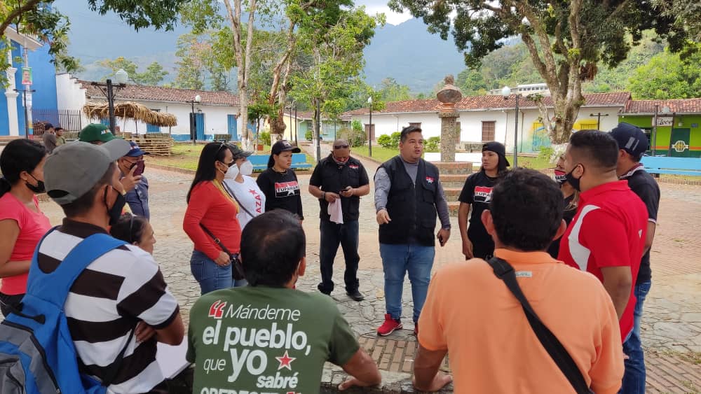 Mira_Venezuela's tweet photo. Construimos cada victoria con trabajo, dedicación, perseverancia, compromiso, conciencia, lealtad y con Amor al Pueblo. 
Este 9 de enero por la Patria obtendremos la #VictoriaRebeldeEnBarinas con el hermano de lucha @jaarreaza
@NicolasMaduro 
@WBenavides_MRT https://t.co/ez96XSKnry