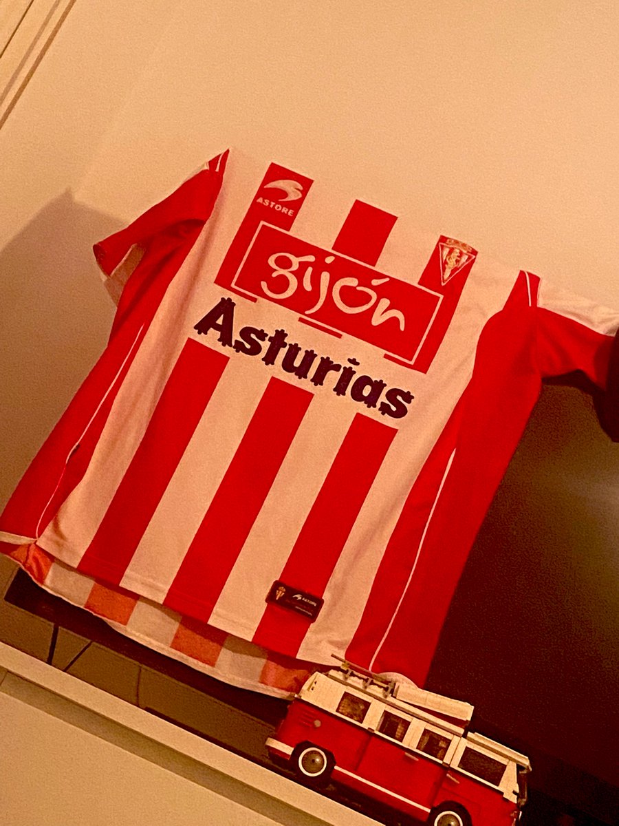 Martasce0's tweet photo. Estar lejos de casa y no perder las buenas costumbres…Mañana será un gran día…PUXA SPORTING!! Nos vemos en La Rosaleda!!! 💪🏼💪🏼 @zipiercaja #malagasporting @RealSporting https://t.co/2BjiqMfQsI