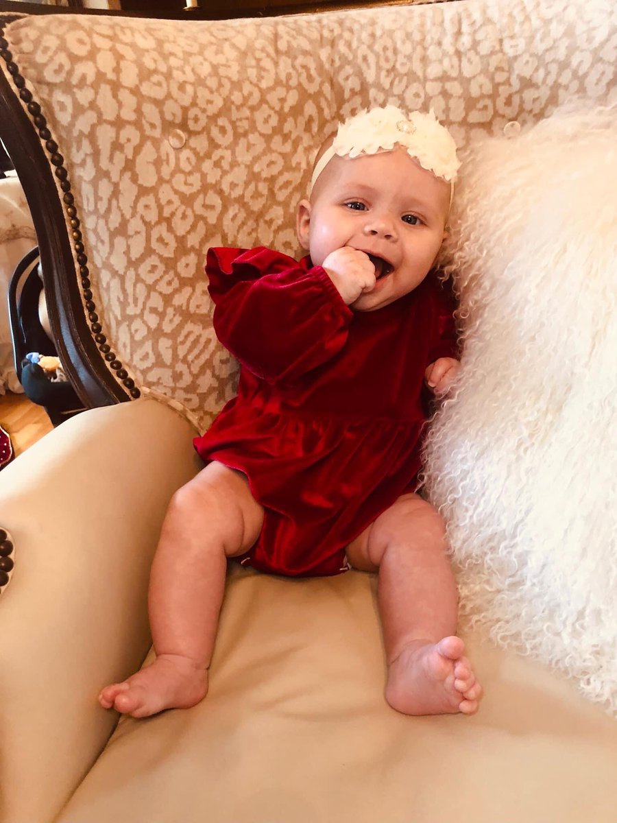 crrooo10's tweet photo. how.. how are you already 4 months old?🥺 https://t.co/ich4MOZe7T