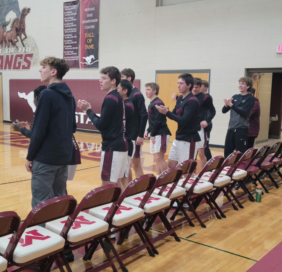 timmfam4's tweet photo. Been sitting at HS basketball games for over 35 years. This right here is huge and is often my favorite part. #benchsupport #team https://t.co/VJ1RKt0wyP