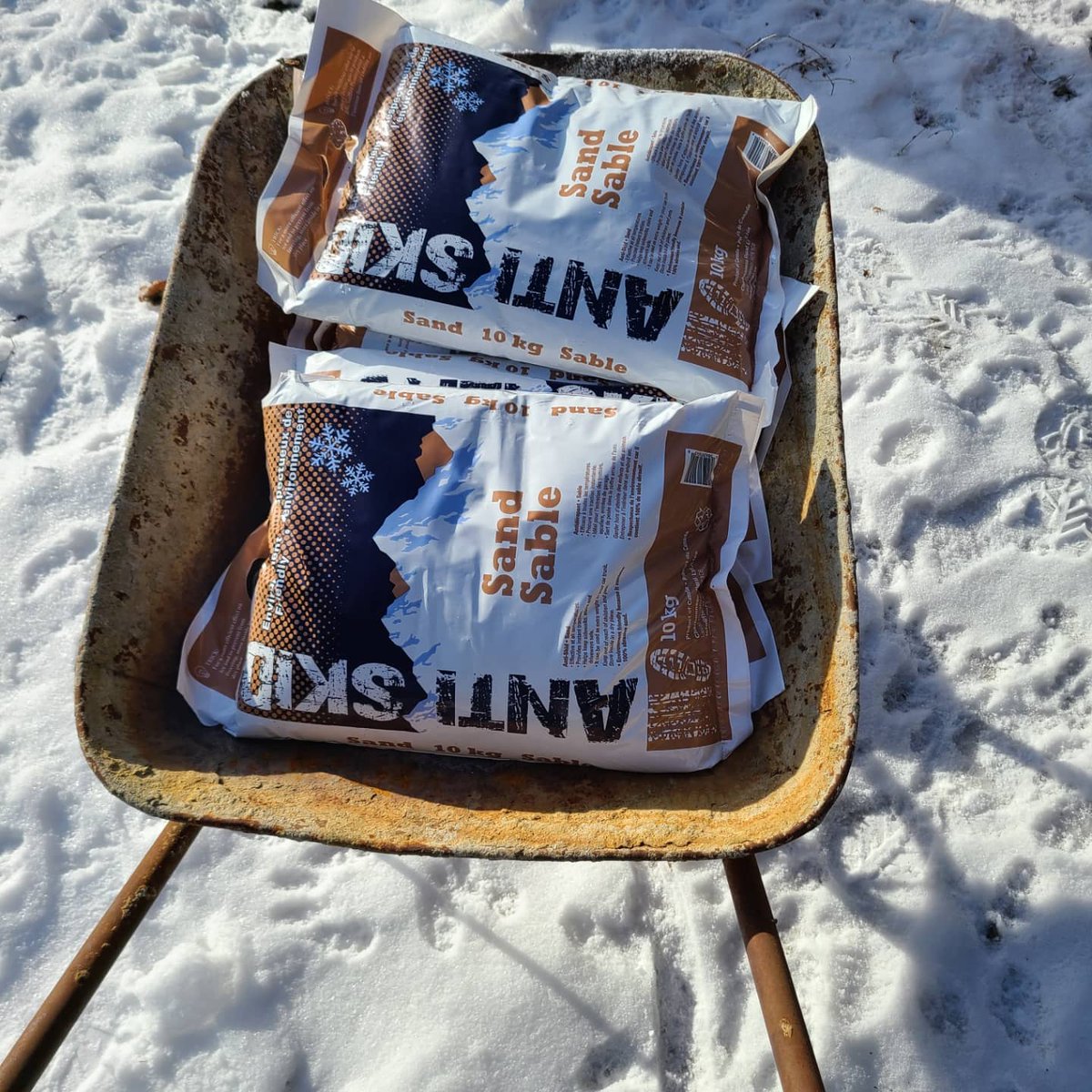 stephgray88's tweet photo. I can't think of a better time to haul 350 lbs of sand home in order to set up an inanimate object to punch and kick than during this #stupidpandemic.
#stronger #elbowstrikes #wegotthis #breathe #winter2021 https://t.co/kocZFw0qoq