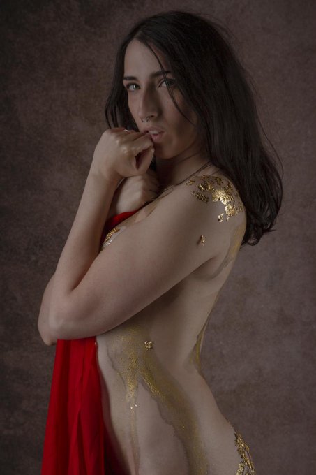 Nudo in oro  https://t.co/Khrq6tzOxl https://t.co/1FRiDOD6np