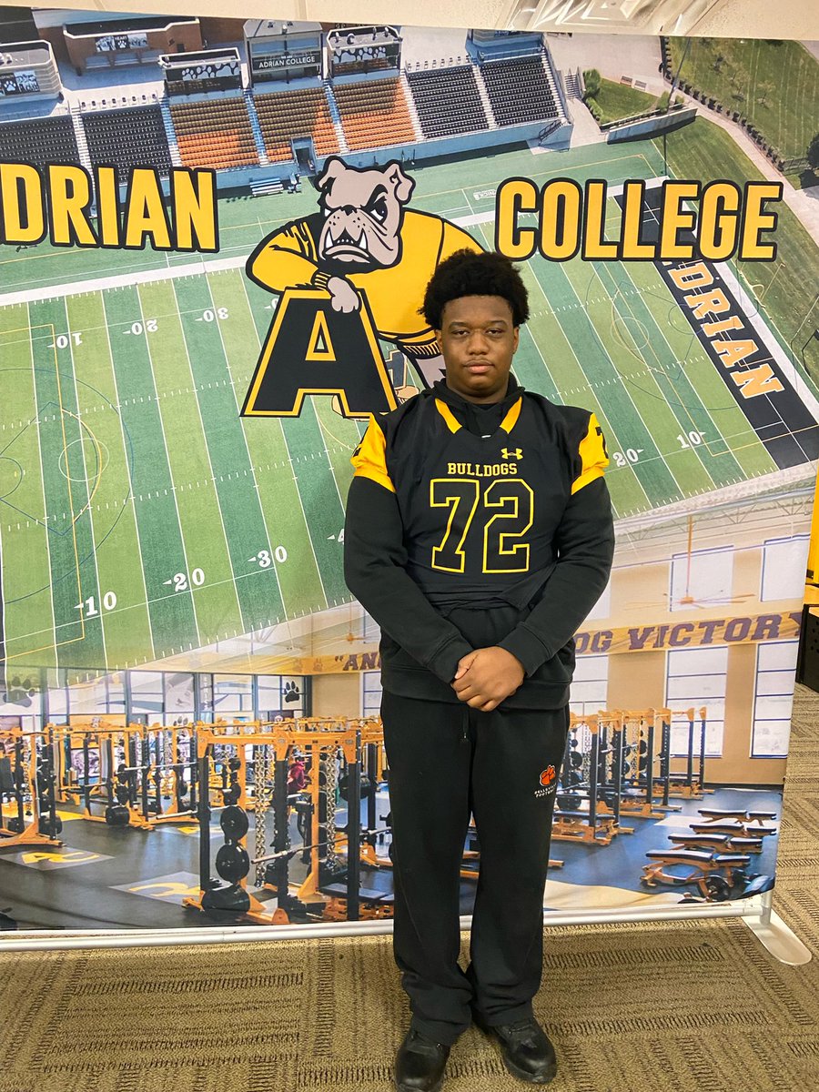 markusmurrelljr's tweet photo. After a great visit and talk with @CoachHank and @JimFDeere I am blessed to receive my third official offer to @AdrianCollegeFB @JermainCrowell @CoachBlackwell_ @SMSBFootball @247Sports @TheD_Zone @MIexposure https://t.co/eLk4OICTmj