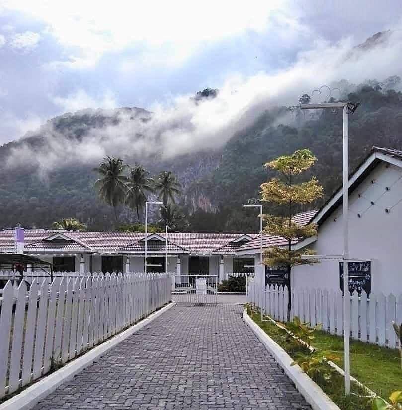 staycationig's tweet photo. Port nak holiday dalam butik chalet berkonsepkan english style di Baling. 🤩

🚏Baling Mountain Garden Village, Baling, Kedah https://t.co/PKjcNHJKy5