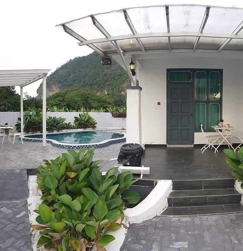 staycationig's tweet photo. Port nak holiday dalam butik chalet berkonsepkan english style di Baling. 🤩

🚏Baling Mountain Garden Village, Baling, Kedah https://t.co/PKjcNHJKy5