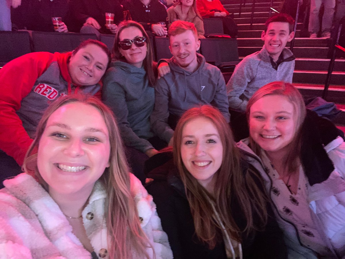 ambee_lynn's tweet photo. We ❤️ The griffins #GoGRG https://t.co/pTzwq5ZNA7