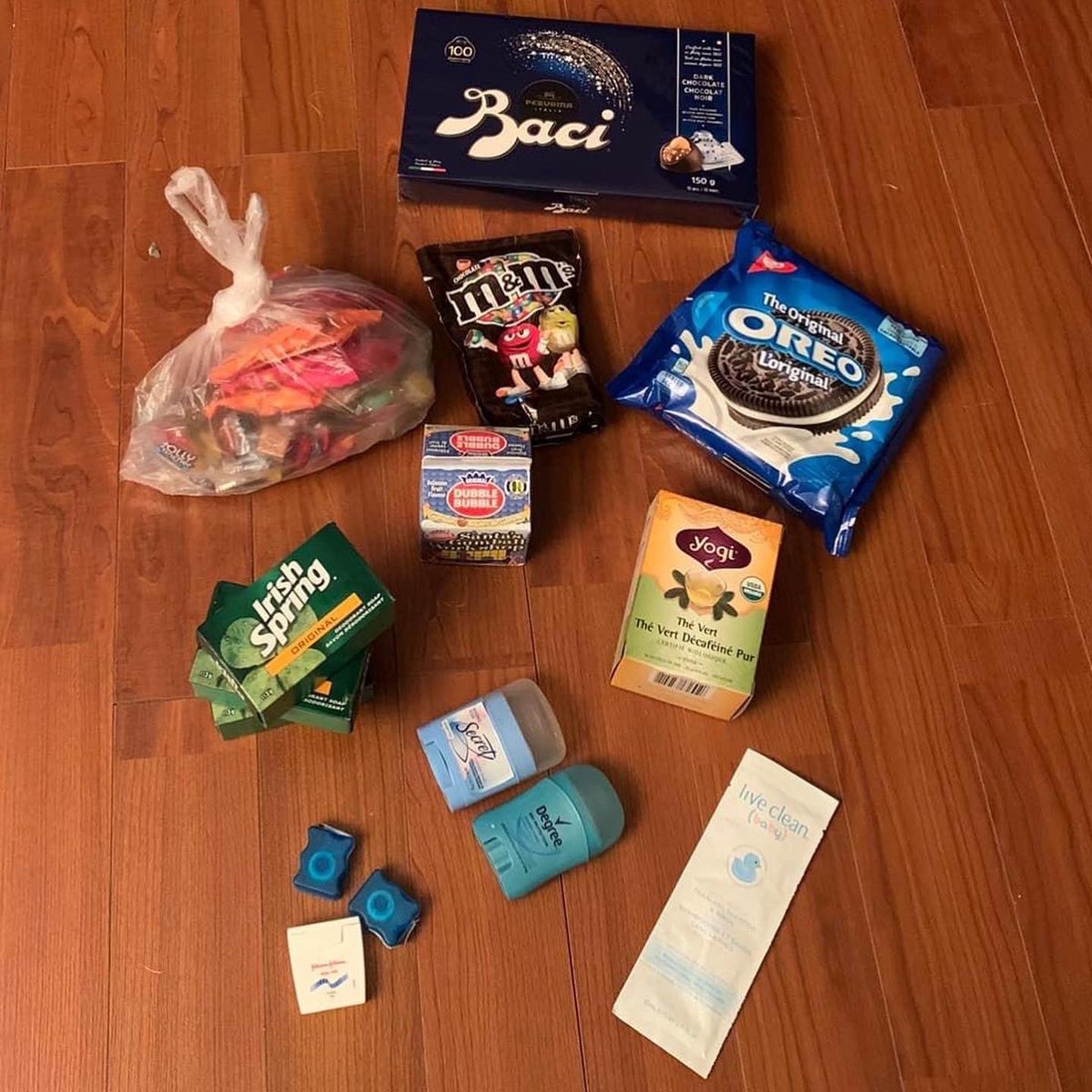 RHACanada's tweet photo. “With a little help from my friends”

Reverse Advent Calendar Box #2 is well underway…thanks to donations of snack and hygiene items from a neighbour plus warm socks from our Robins Kulsum Singh and Raman Singh.

For info and to help: https://t.co/5JPGNobxPn

#RHACanada #Toronto https://t.co/TFwtGOyafN