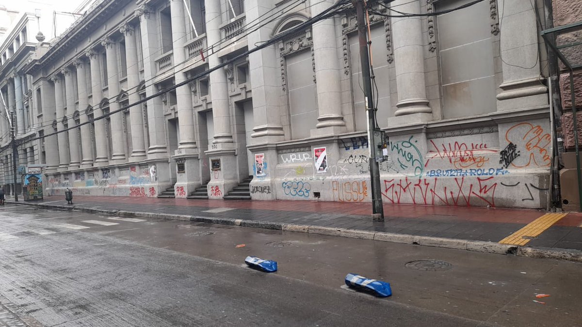 EscalaTono's tweet photo. El antes y después de nuestra intervención en el Banco de Chile, sucursal Prat en #Valparaiso. Utilizamos tecnología #WetBlasting a baja presión y #CrushedGlass para no dañar el Litofren de una de las fachadas más irónicas del puerto. #CryoCleanChile https://t.co/aeBIg0zril