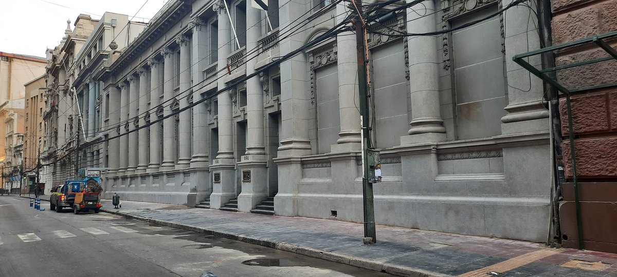 EscalaTono's tweet photo. El antes y después de nuestra intervención en el Banco de Chile, sucursal Prat en #Valparaiso. Utilizamos tecnología #WetBlasting a baja presión y #CrushedGlass para no dañar el Litofren de una de las fachadas más irónicas del puerto. #CryoCleanChile https://t.co/aeBIg0zril