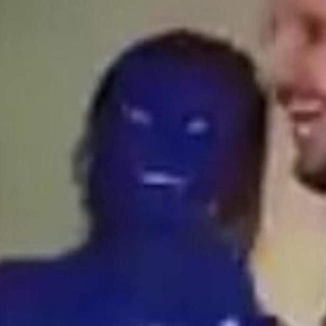 whystaek's tweet image. eu e minha amiga mandando áudio tossindo pra ver quem tá com o pulmão mais podre