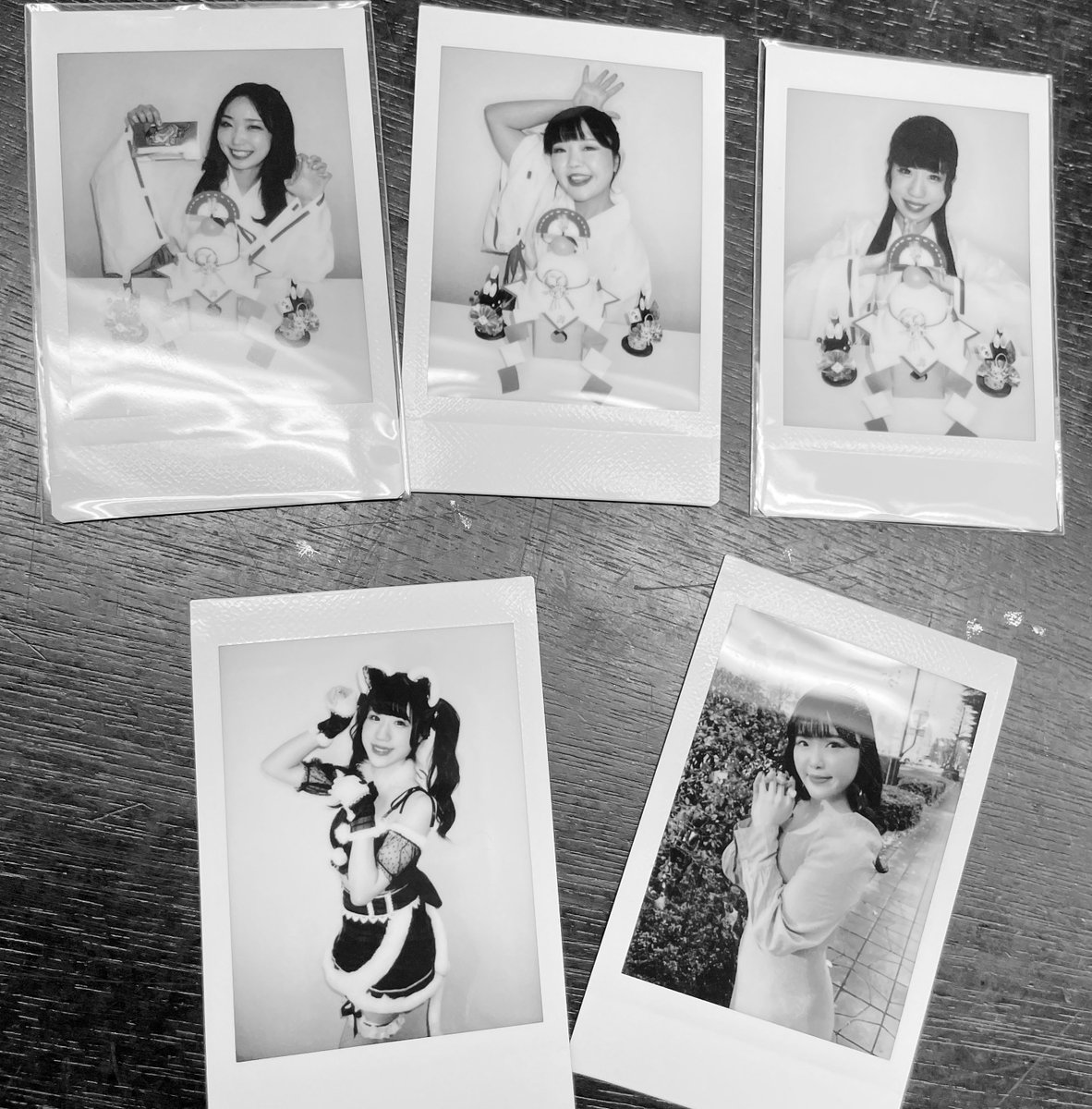 flow_flow_lvy's tweet photo. 本日会場限定でランダムチェキを販売します📸

サンタ／巫女／「sign」ジャケット撮影オフショットなど

1セット1,000円(2枚封入)
お一人様3セットまで🌟 https://t.co/He4OfVFPEt