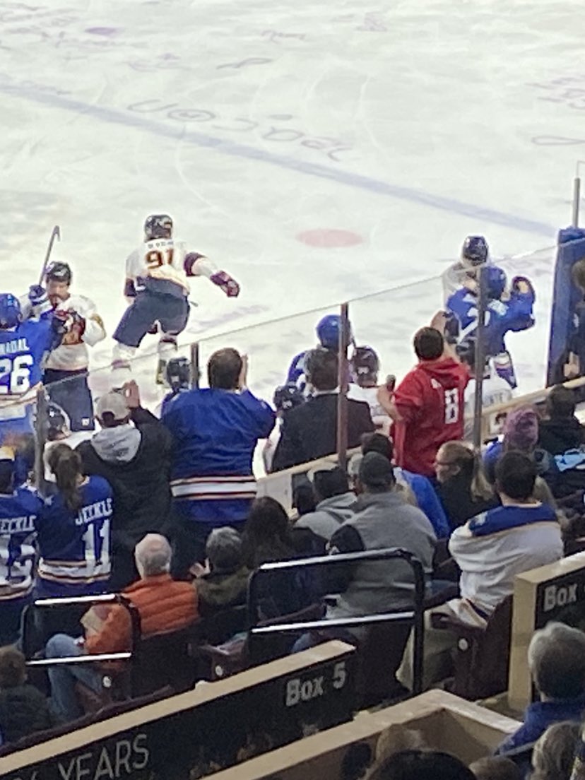 GetOnTap's tweet photo. I get to my seat, my butt has yet to hit the cushion, and our boy @armystrong90 is already throwing hands at the @RailYardDawgs game😂

Blessed to have hockey at home 💯 https://t.co/vR8xHfhPDf