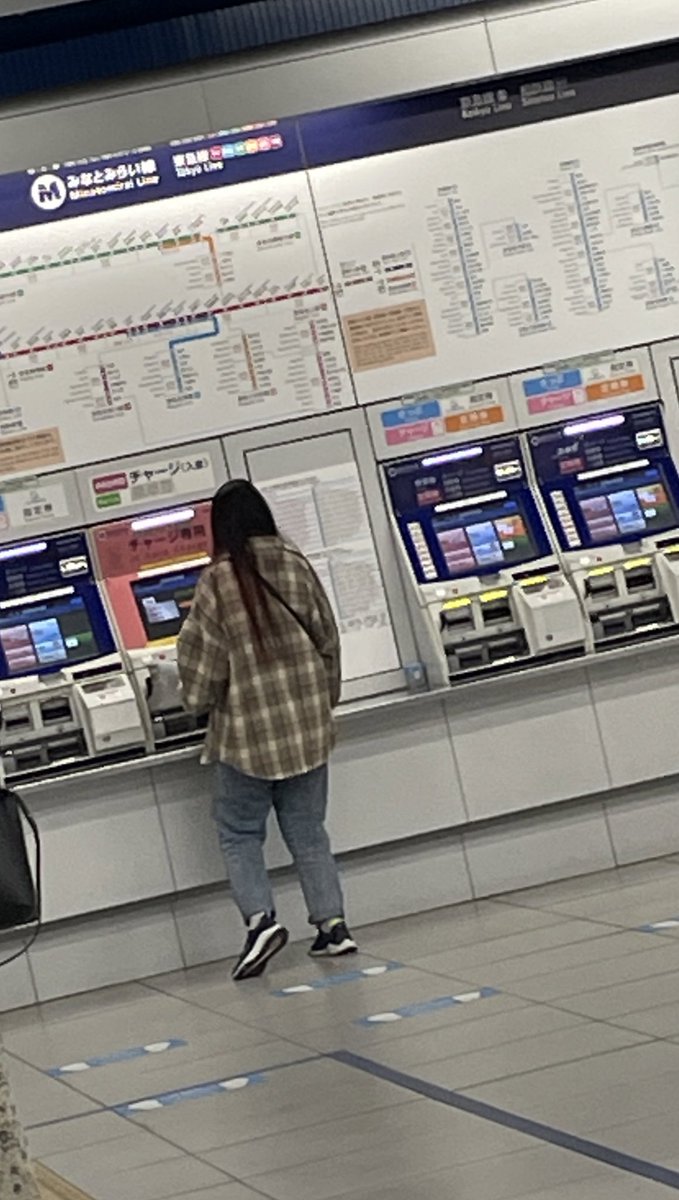 改札弾かれた人