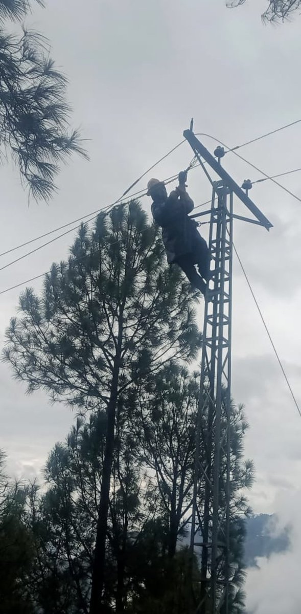 aleemmalik85's tweet photo. کوئی ان بیچاروں کی تصاویز بھی شئیر کرے ان کو بھی خراج تحسین پیش کرے یہ بھی ہمارے ادارے کے لوگ ہیں عوام کو سہولت پہچانے کے لئے کام کررہے ہیں https://t.co/BXLHdXs6Z8