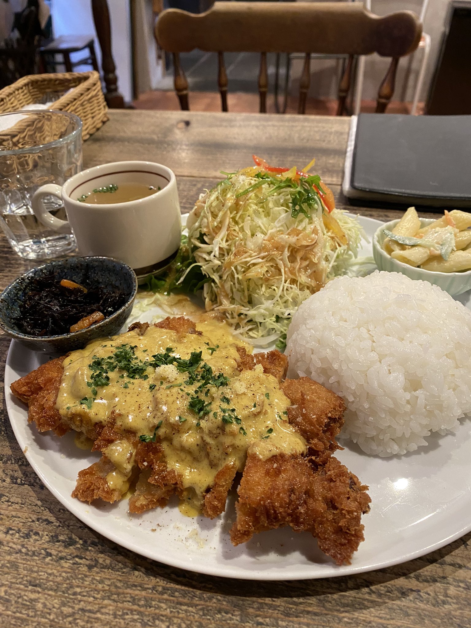 管理人 日暮荘 三条商店街にある さらさ3 は17時までランチメニューがあって ほかのランチ のラストオーダーに間に合わなかった時とっても助かります チキンカツにカレークリームソースとなんとも盛りだくさんなランチをチョイス 面白いドリンクや
