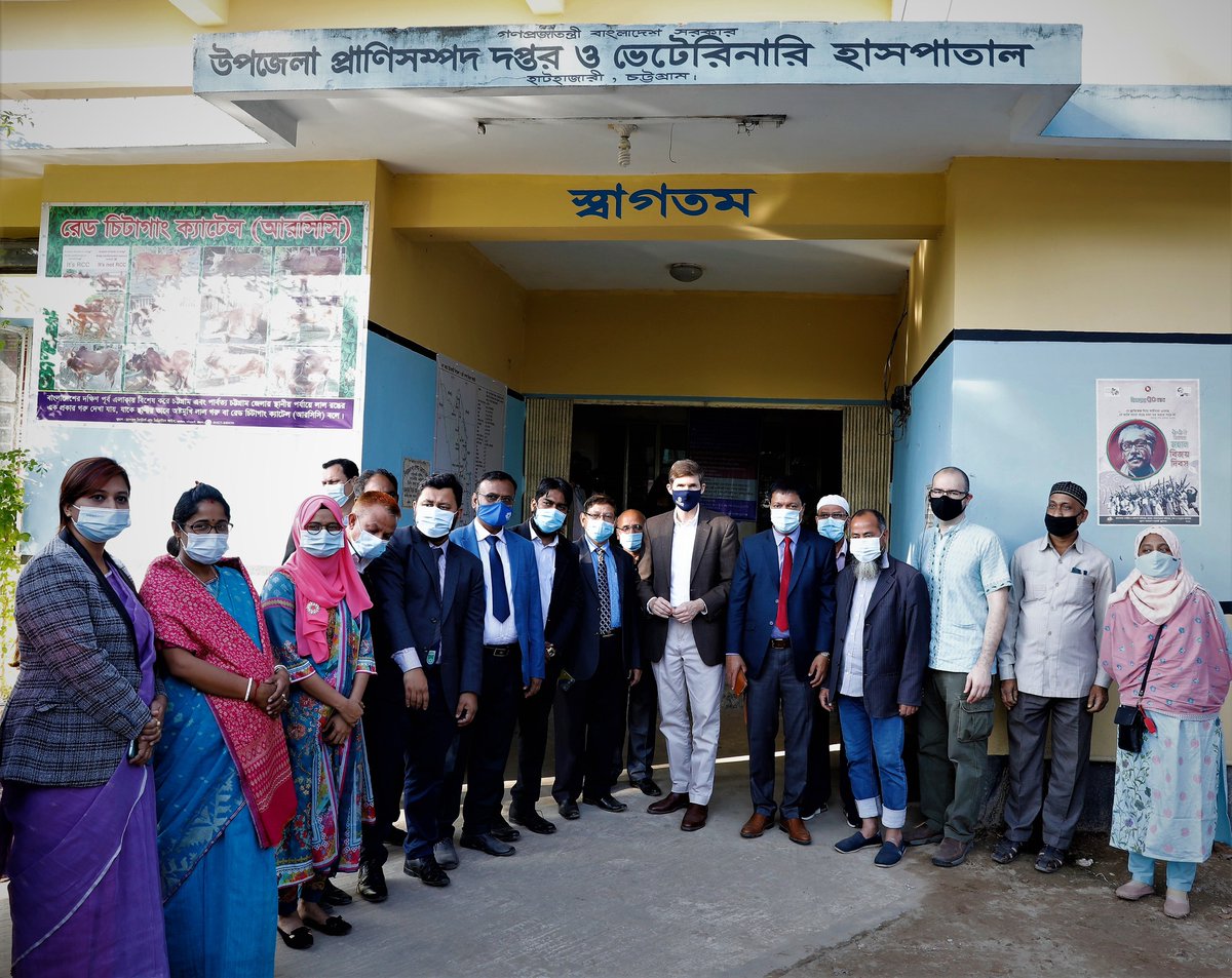 Yesterday, I spent some time with poultry farmers in Chattogram & heard how, with training from @USAID_BD & @FAOBangladesh they improved their farming practices & increased productivity by reducing risk of disease spread. Since 2006, we’ve supported >26K 🇧🇩 poultry farmers.🇺🇸🤝🇧🇩