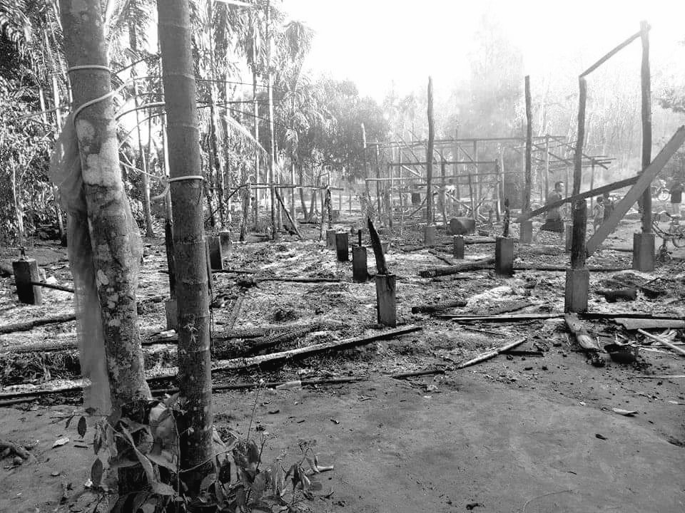 In Tanintharyi's Palaw Tsp, Pawutphyar Vlg: #MyanmarMilitaryTerrorists set on fire the five houses for no reasons.  #2022Jan9Coup #WarCrimesOfJunta #WhatsHappeningInMyanmar https://t.co/wYjUiGtARY