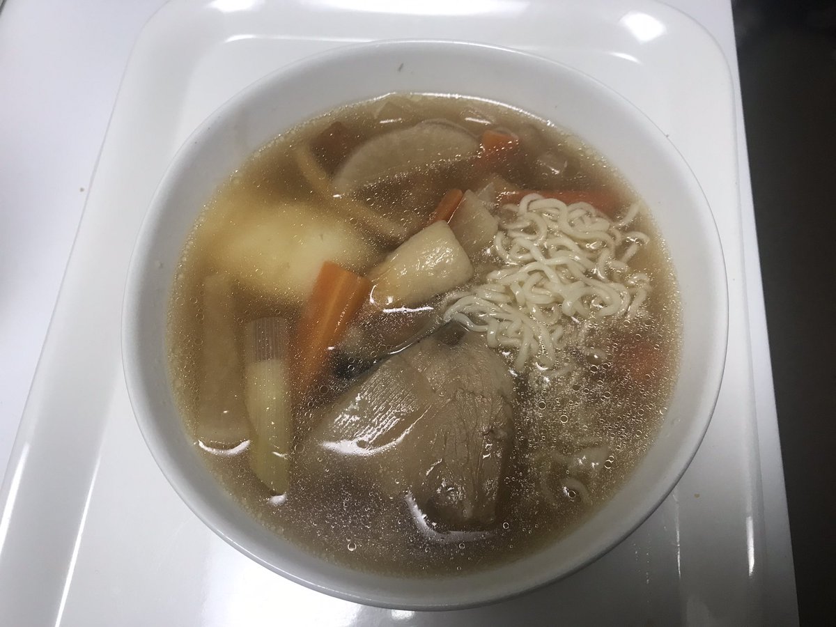 ブリ雑煮ラーメン。ブリ、大根人参ちくわ長ネギに餅半分のビミサンと塩味の雑煮をゆで麺にかけた。想像通りバリ美味い。
