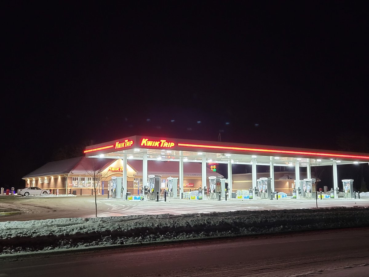 ChisagoCountySO's tweet photo. When it's midnight and #lunchtime, ya hit up @KwikTrip 
#copfuel
#nightshift
#tweetalong https://t.co/TpcZQhiL5u