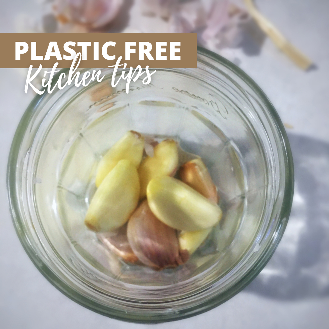 Silicon tubes may be great for removing garlic peels— hey aren't a necessary item to have in your kitchen. Opt for this simple #plasticfree way to remove garlic peels:
🧄 Place garlic cloves into jar. Shake vigorously for 30 secs. No plastic needed.
#kitchentips