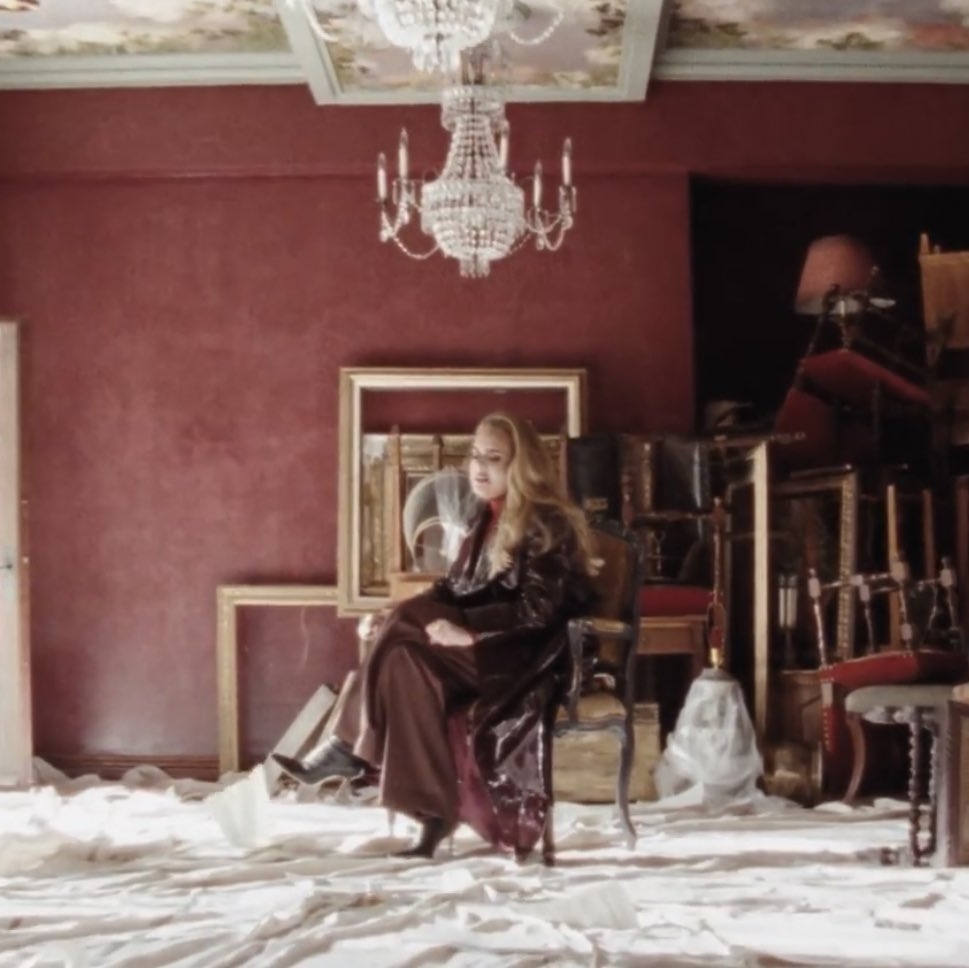 adelexshakira's tweet image. "I like to sit on chairs and you prefer the floor" 
- Adele 
My Same, 19.