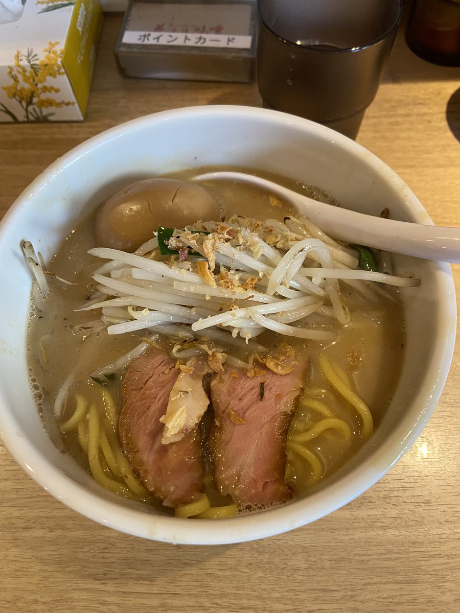 三鷹駅 花木流味噌さんの｢味噌ラーメン｣

濃厚で円やかな白味噌スープにシャキシャキのまま炒められたモヤシ。
柔らかく、旨味を閉じ込めたチャーシュー。
中太麺との相性も◎
中野通りの青雲の頃から応援してます！

お試しを！

 #花木流味噌   #ラーメン   #味噌ラーメン