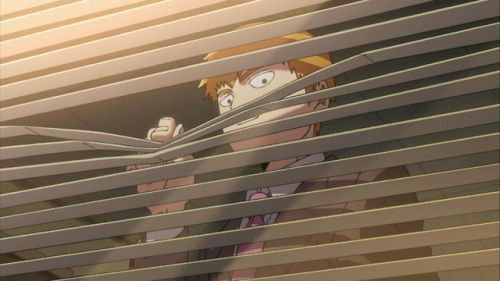 Observa al lector desde su oficina.