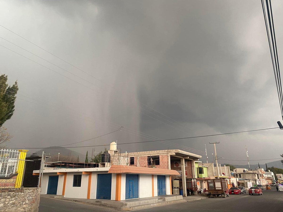 webcamsdemexico's tweet photo. Tremenda granizada cayó sobre #SanSebastiánVillanueva, localidad de #Acatzingo. Esta noche las calles y campos están pintados de blanco. #Puebla

📷 Gabriel Jimenez.
Vía: @blancaleyva.
https://t.co/1TJoBcBCaJ