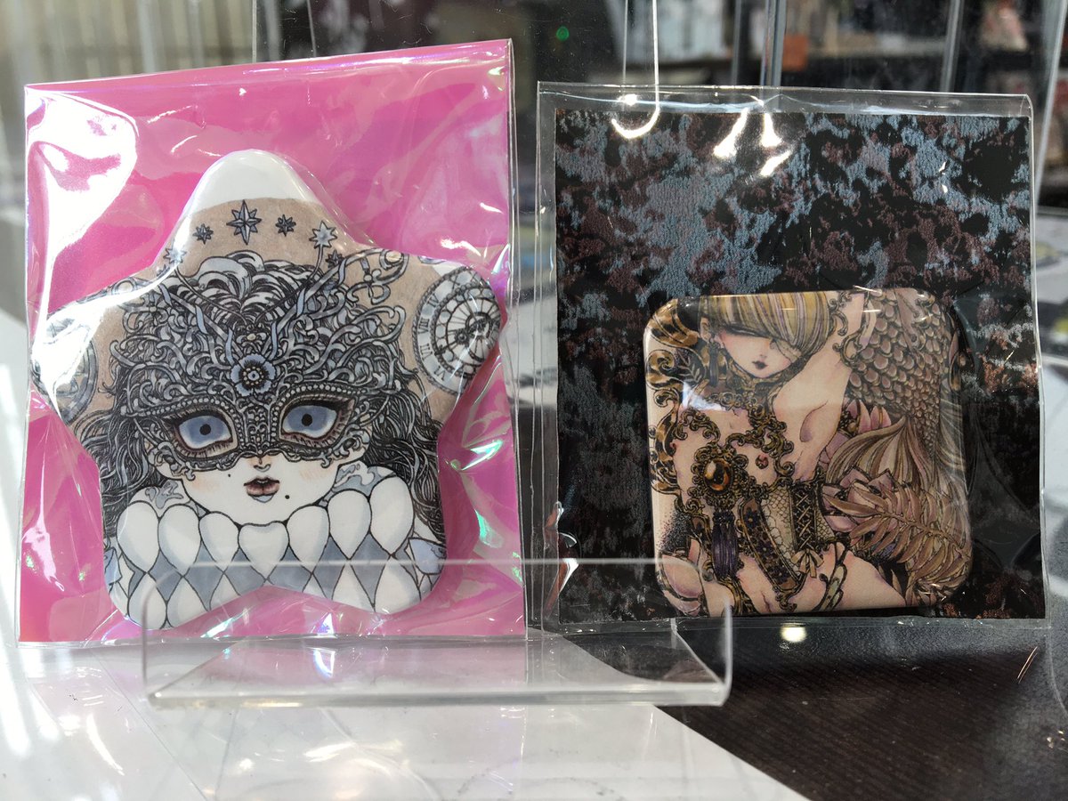 OsakaNinjaInfo's tweet photo. 残り1点!
エディオン絵師祭”望目みぐら”さんの長形缶バッチは写真の残り1点となりました！
お買い求めはお早め��！！
他にいろいろな缶バッチもありますよ♪♪
まだ、各絵師さんのオリジナルグッズ も大好評販売中です。是非エディオンなんば本店8Fでお待ちしております！
#絵師 #絵師展 #展示販売 https://t.co/LvywtVHtai