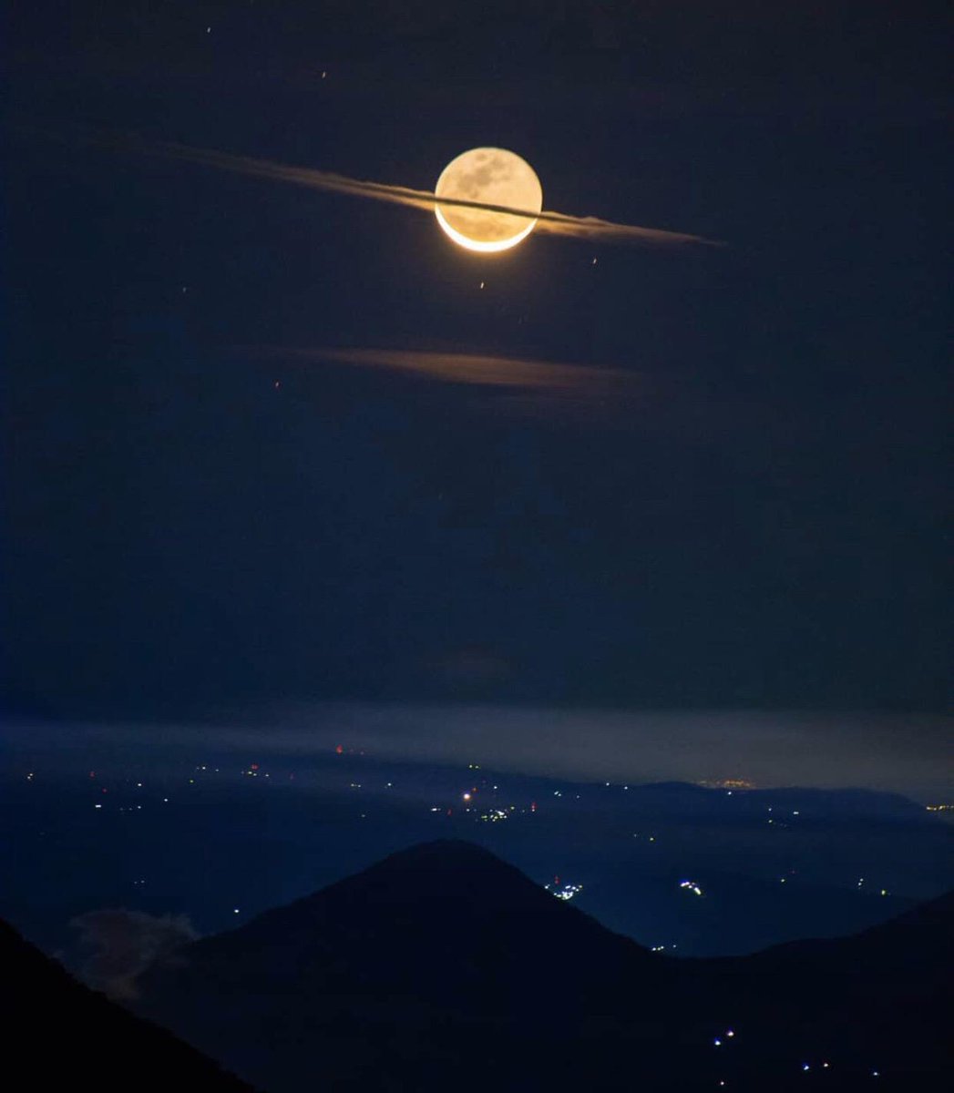 redditSpaceView's tweet photo. The Moon attempting a #Saturn impersonation https://t.co/Ofjcivh96e