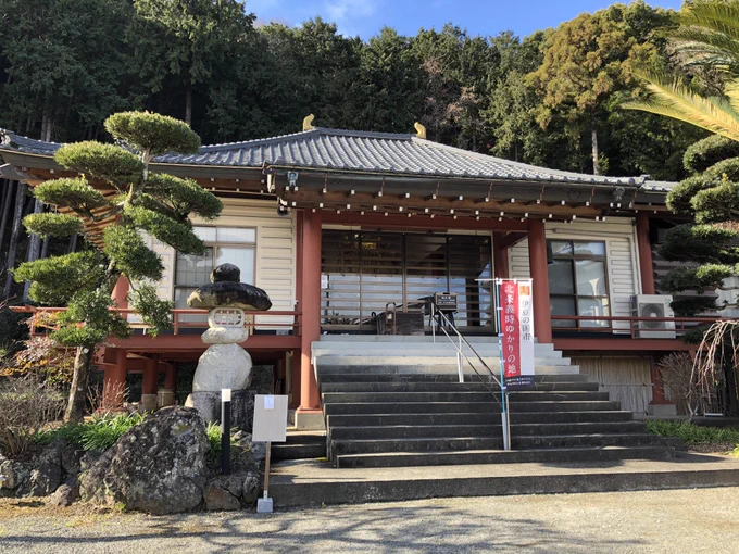 北條寺。本日は本堂を特別公開されているとのこと。義時公ご夫妻のお墓は階段を登った小高いところにありました 